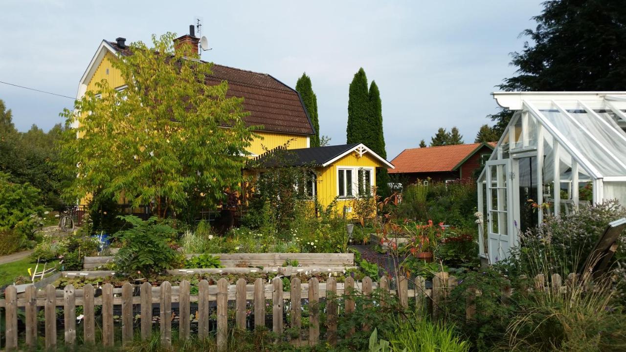 Perenner Pa Bakgarden Bed and Breakfast Motala Exterior foto